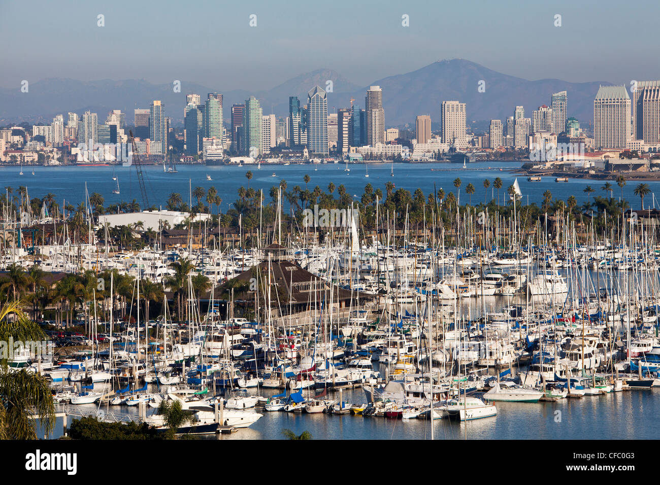 Ee.Uu., Estados Unidos, América, California, en San Diego, Ciudad de Shelter Island, en el centro de la ciudad, el horizonte, la arquitectura, la bahía, los barcos, en el centro de la ciudad, Foto de stock