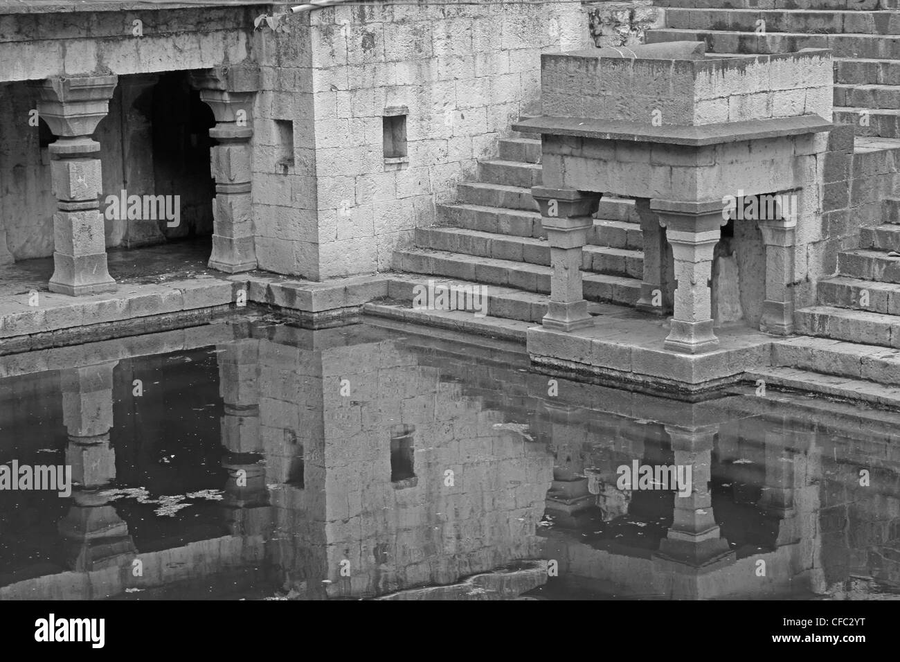 El Santo, el antiguo templo de Shiva, el señor Siddheshwar Templo Khed Rajgurunagar, Maharashtra, India Foto de stock