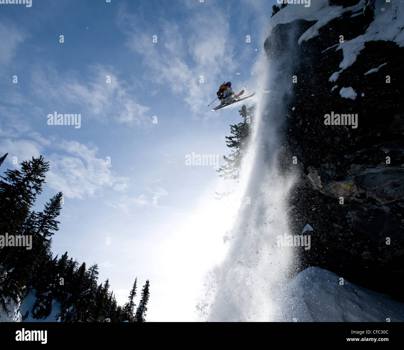 Esquiador atrevido toma jump off cliff cascada nieve Foto de stock