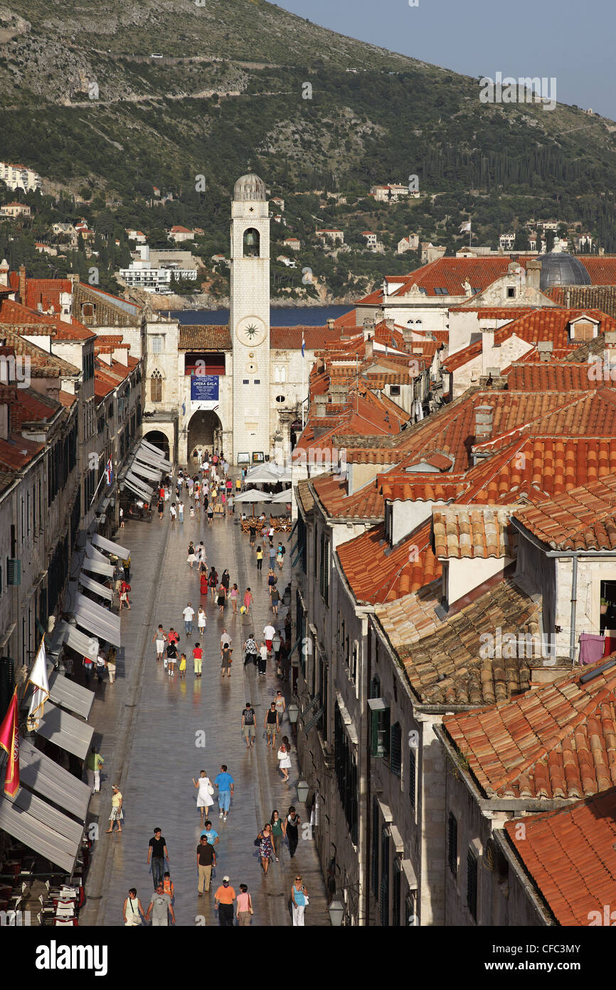 Vista a lo largo de Stradun al ayuntamiento y la torre del reloj, la Ciudad Vieja, Dubrovnik, del condado de Dubrovnik-Neretva, Dolmatia, Croacia Foto de stock