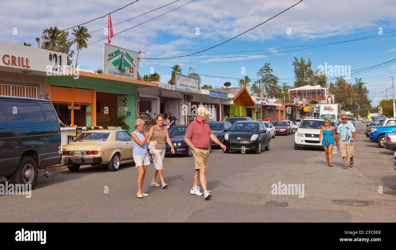 LUQUILLO, PUERTO RICO Kiosk restaurantes con típica comida frita