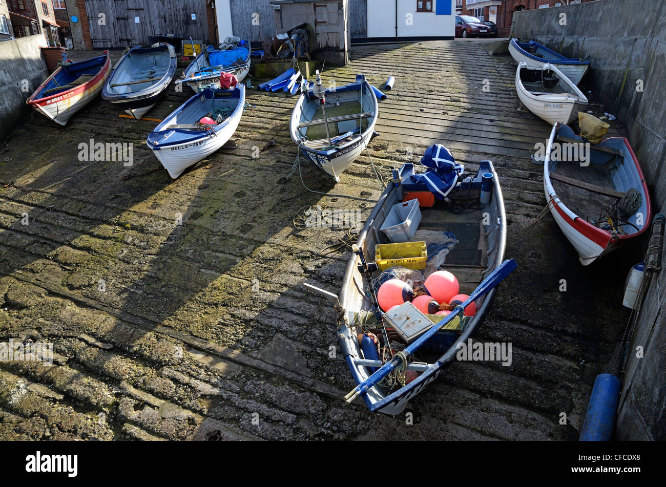 Cangrejo de bajura y barcos de pesca lobste izados sobre hormigón grada, Sheringham, Norfolk, UK Foto de stock