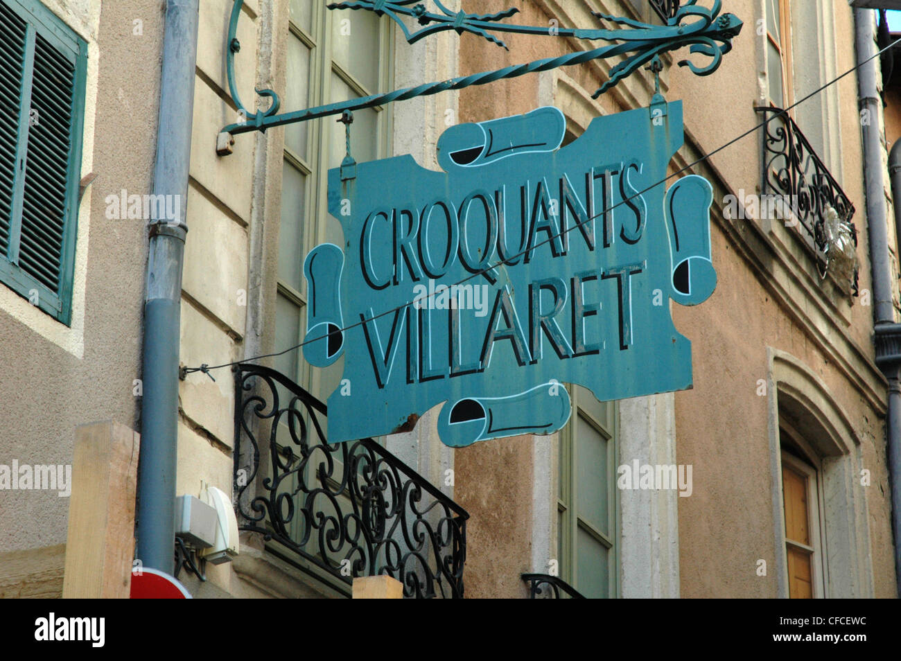 CROQUANTS VILLARET un discreto y elegante tienda firmar en Nimes FRANCIA Foto de stock