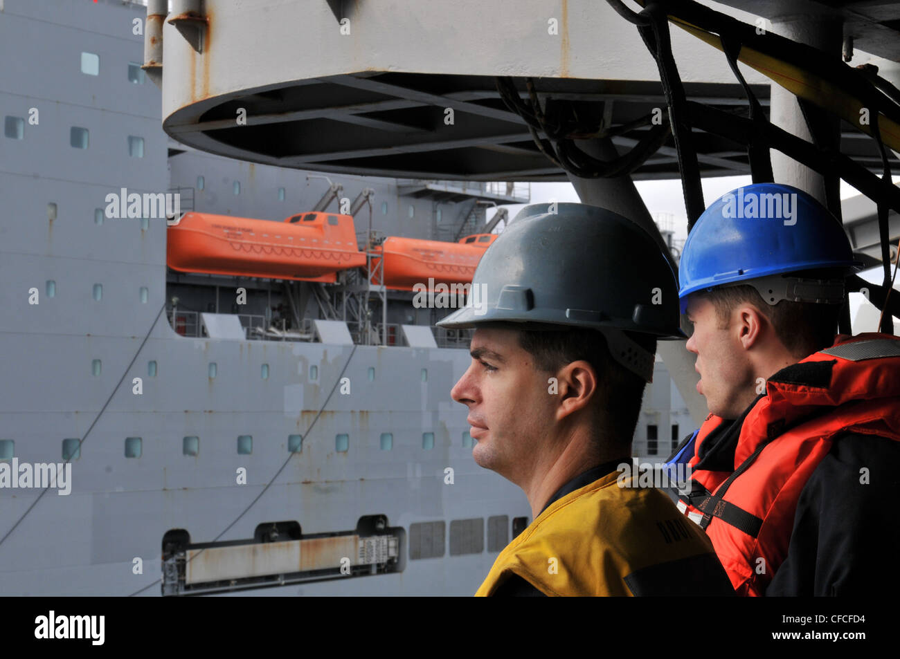 El compañero de Boatwain de la 3ra clase Jonathan Lawson del buque de asalto anfibio USS Kearsarge (LHD 3) observa el buque de carga/munición seca USNS Robert E. Peary (T-AKE 5) mientras los buques se preparan para un reabastecimiento en el mar. Kearsarge está en marcha, completando la capacitación básica del Grupo de capacitación de afloat 1.3. Foto de stock