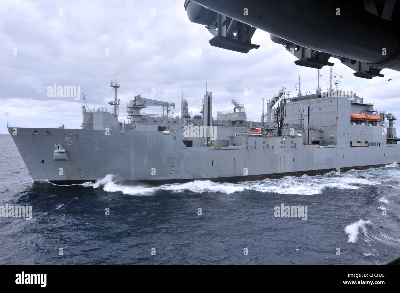 El buque de carga seca/munición del comando de Sealift Militar USNS Robert E. Peary (T-AKE 5) realiza una reposición en el mar con el buque de asalto anfibio USS Kearsarge (LHD 3). Kearsarge está en marcha, completando la capacitación básica del Grupo de capacitación de afloat 1.3. Foto de stock