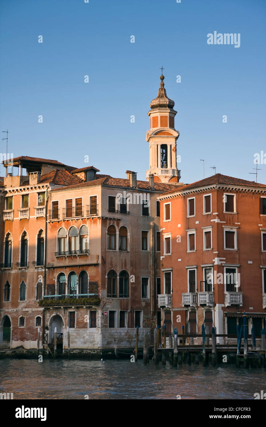Mansiones con vistas al Grand Canal y Santi Apostoli iglesia campanario - Venecia, Venezia, Italia, Europa Foto de stock