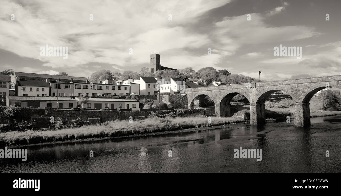 Antiguo viaducto ferroviario y Beltra river en Newport, en el condado de Mayo, Irlanda. Foto de stock