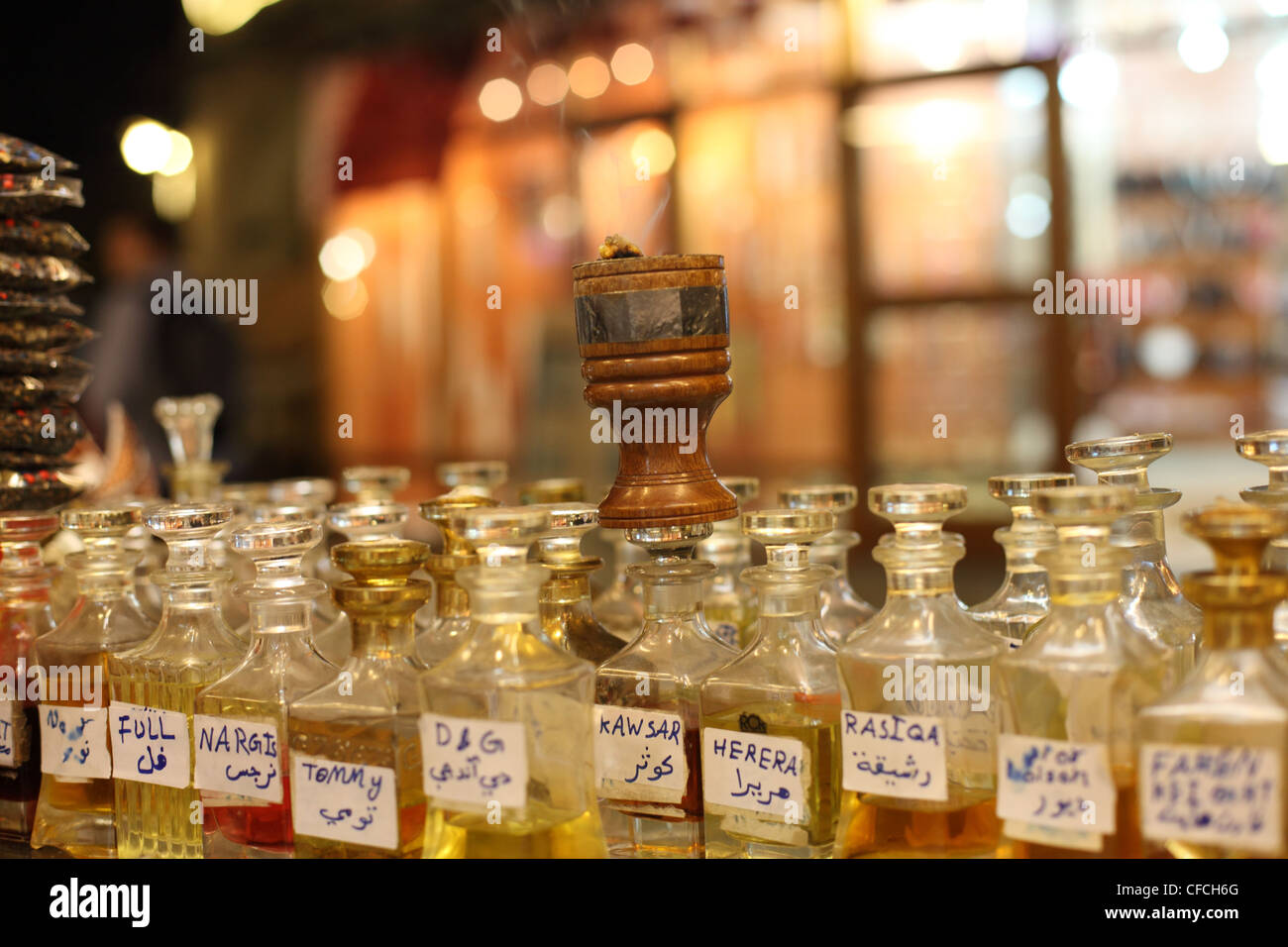 Quemador de incienso tradicional árabe en Doha, Qatar Fotografía de stock -  Alamy