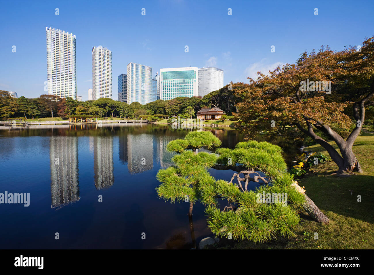 Japon Tokio Hama Rikyu Jardin Japones Y En La Zona De Shiodome Skyline Fotografia De Stock Alamy Japon Tokio Hama Rikyu Jardin Japones Y En La Zona De Shiodome Skyline Fotografia De Stock Alamy