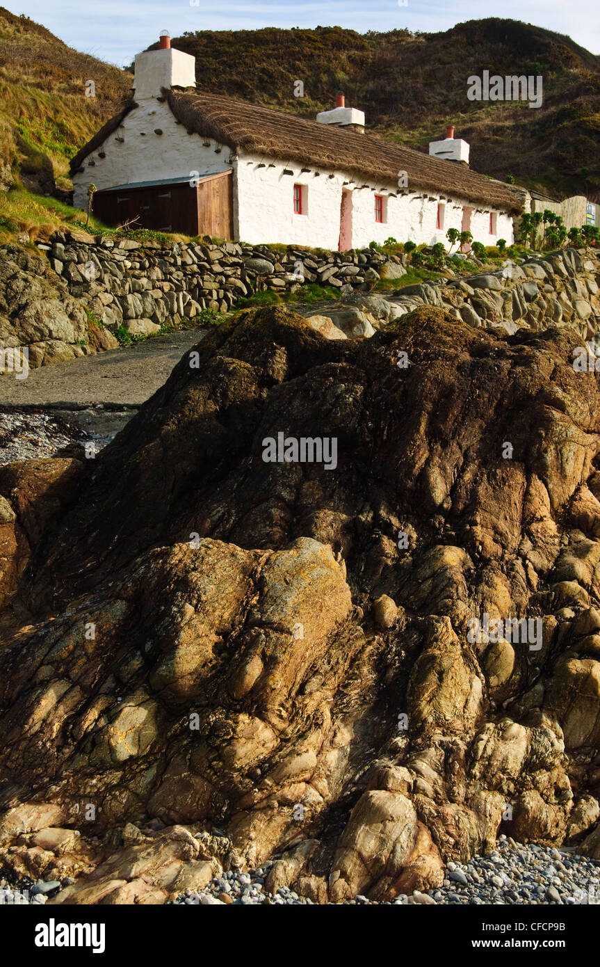 Ned's Cottage" presentados en la película "Despertando a Ned" en Bahía  Niarbyl Isla de Man Fotografía de stock - Alamy