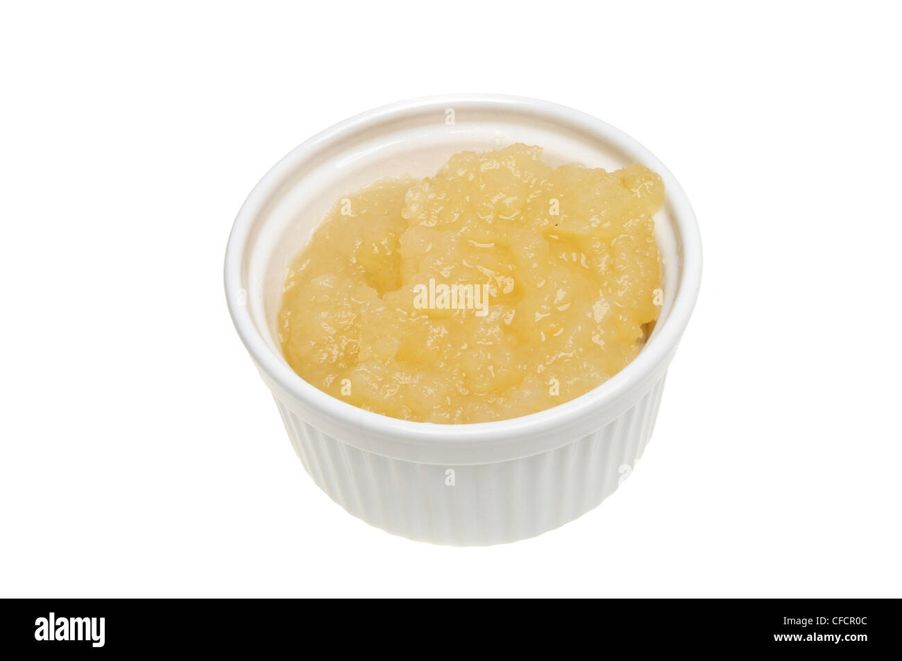 Salsa de manzana en un ramekin aislado contra un blanco Foto de stock