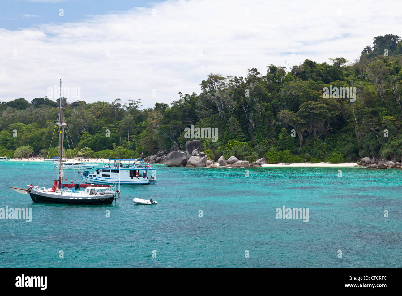 Botes en un compartimiento fuera de las islas Similan, Mar de Andamán, Océano Índico, Khao Lak, Tailandia, Asia Foto de stock