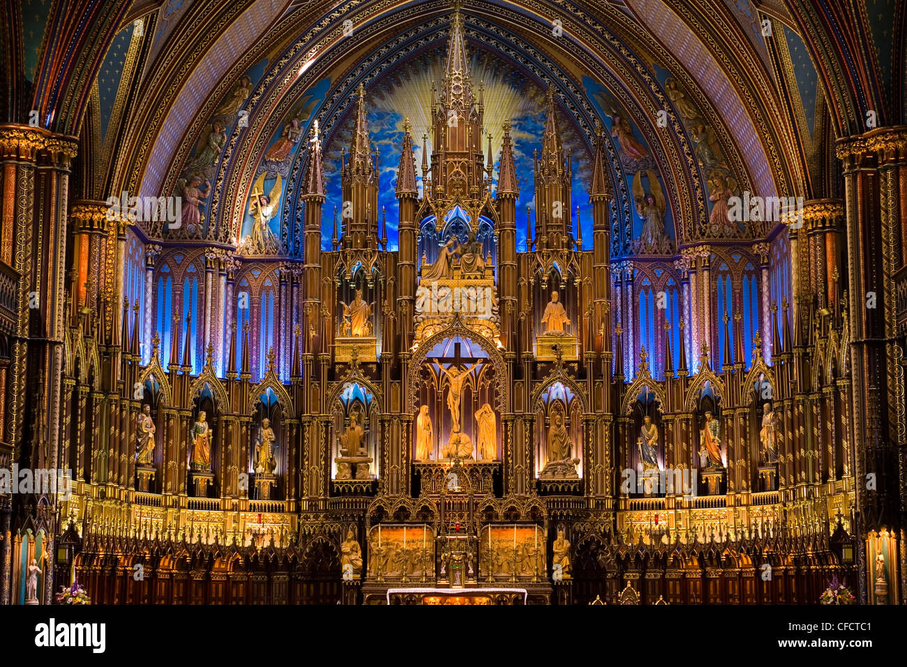 Interior de Notre-Basilica alter, en la Place d'Armes, en el casco antiguo de Montreal, Quebec, Canadá. Foto de stock