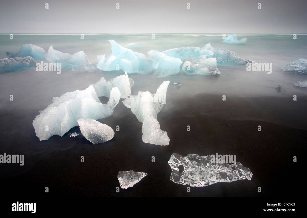 Los icebergs desde la Laguna glaciar Jokulsarlon arrastrados hasta una cercana playa de arena volcánica en el Océano Atlántico Norte, Islandia Foto de stock