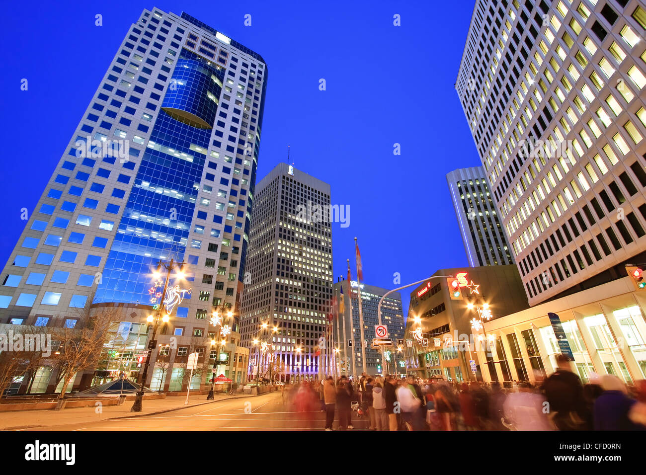 Horizonte y multitud reunida en Portage Avenue en la noche. Winnipeg, Manitoba, Canadá. Foto de stock