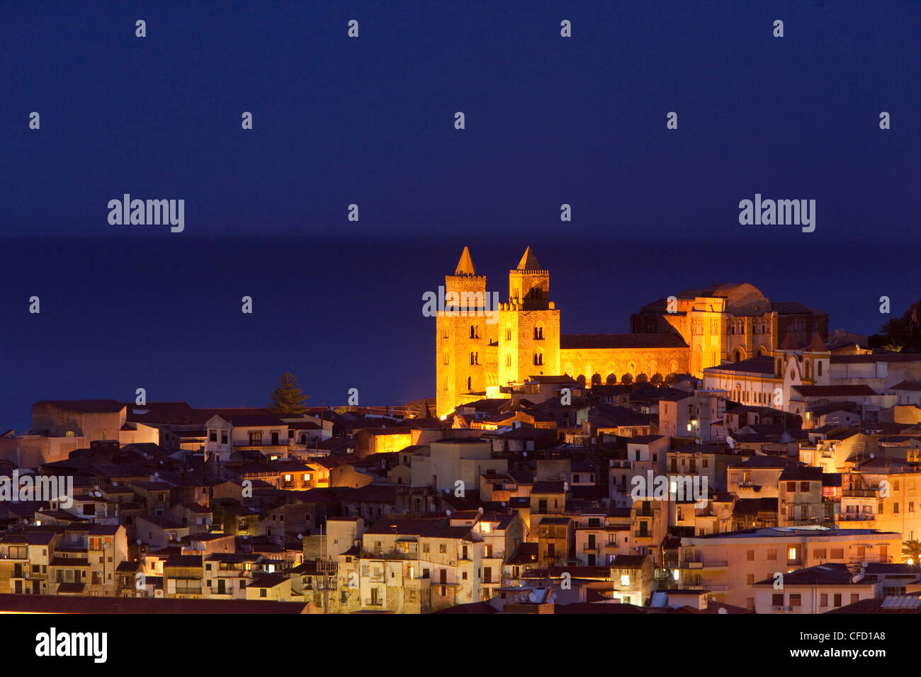 Catedral normanda iluminado al anochecer, Cefalu, Sicilia, Italia, el Mediterráneo, Europa Foto de stock