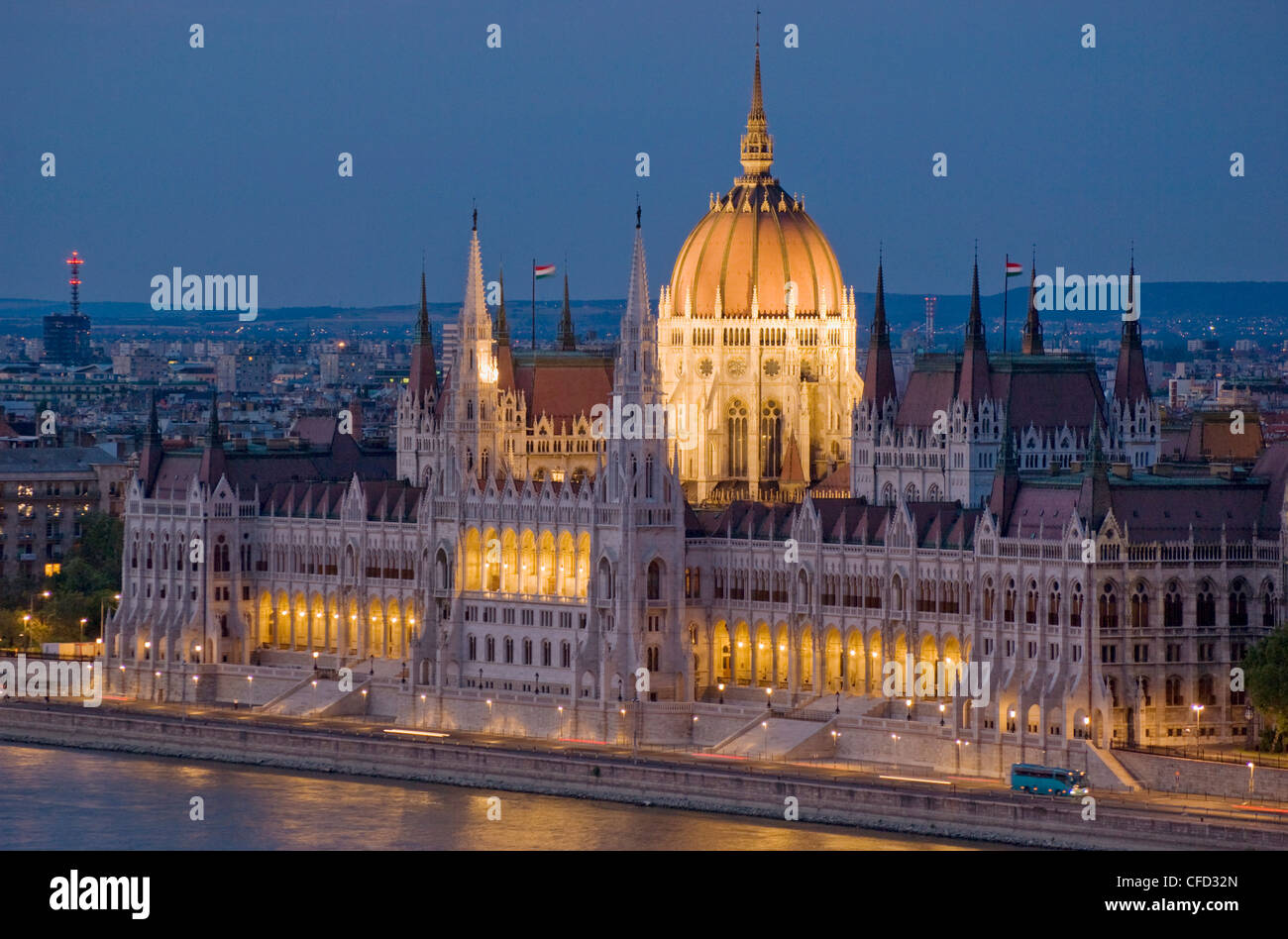 El Parlamento húngaro, iluminado en la noche, y el río Danubio, Budapest, Hungría Foto de stock