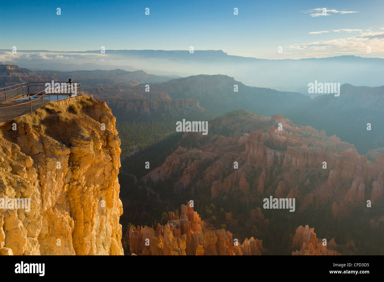 Turista mirando el amanecer en el Anfiteatro Bryce, Inspiration Point, Bryce Canyon National Park, Utah, EE.UU. Foto de stock