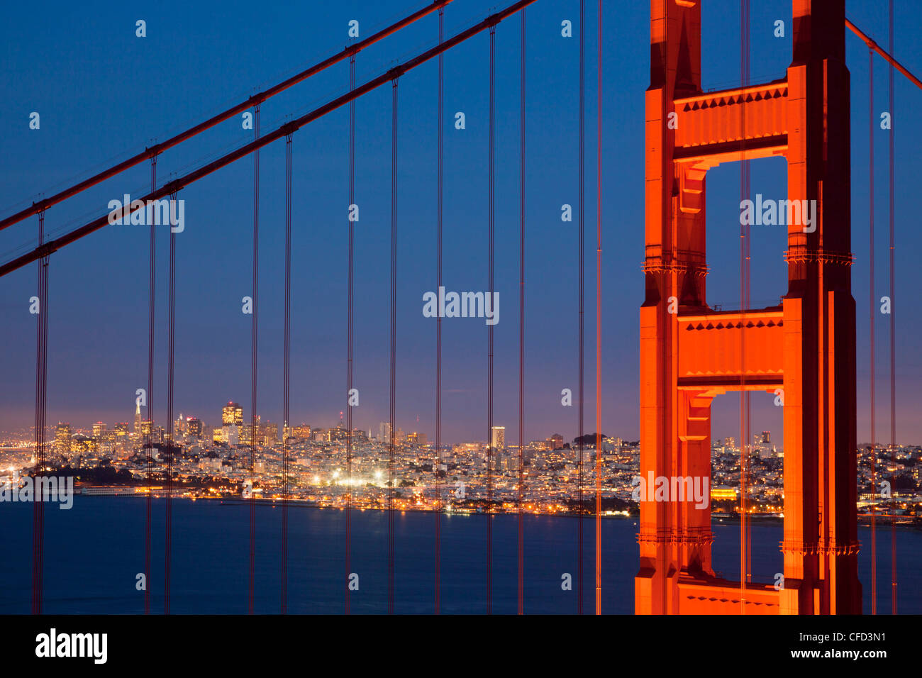 El Puente Golden Gate, que une la ciudad de San Francisco con el condado de Marin Marin County, California, EE.UU. Foto de stock
