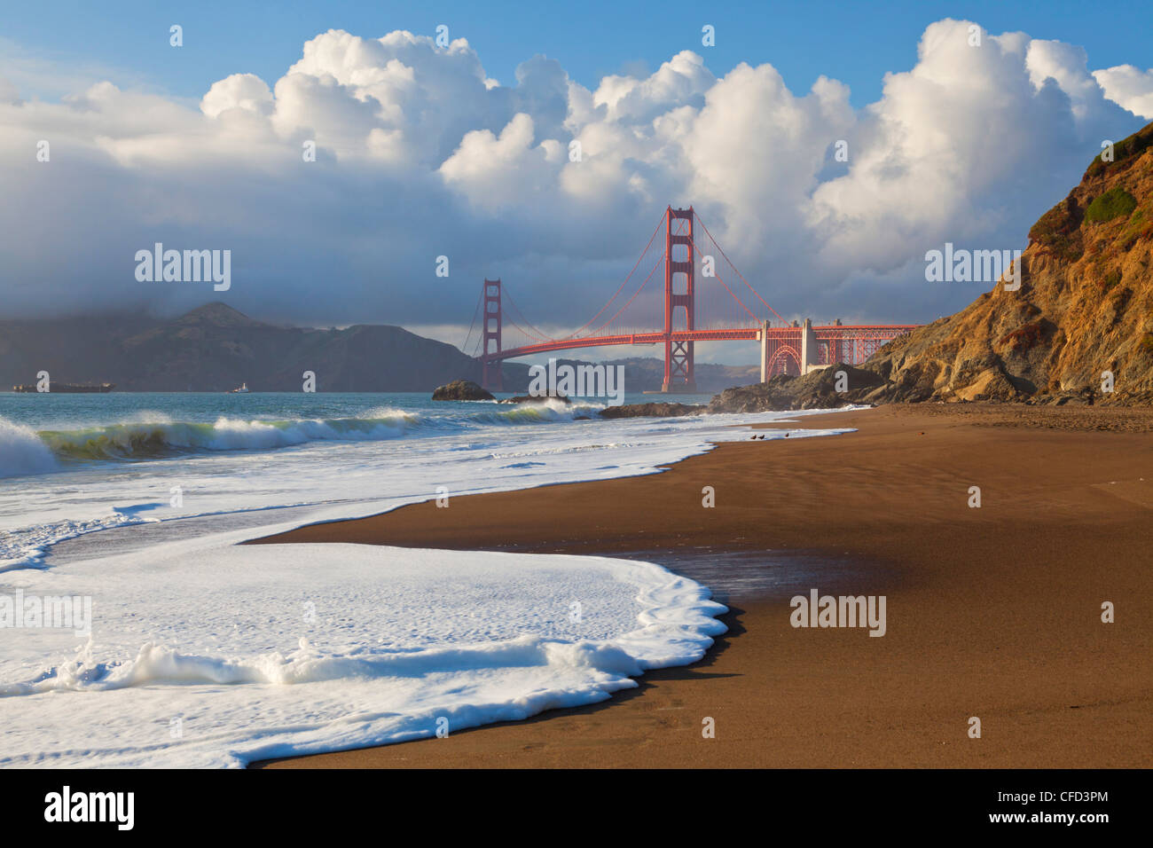 El Puente Golden Gate, que une la ciudad de San Francisco con el condado de Marin, en San Francisco, California, EE.UU. Foto de stock