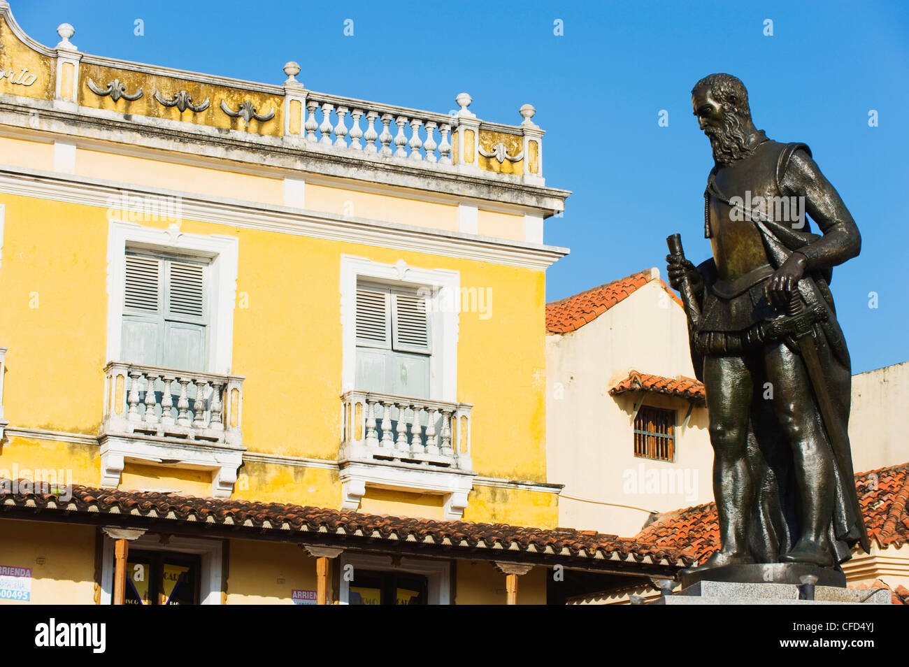 Monumento a Pedro Heredia, Coches, Plaza de la ciudad vieja, Patrimonio Mundial de la UNESCO, Cartagena de Indias, Colombia, Sur America Foto de stock