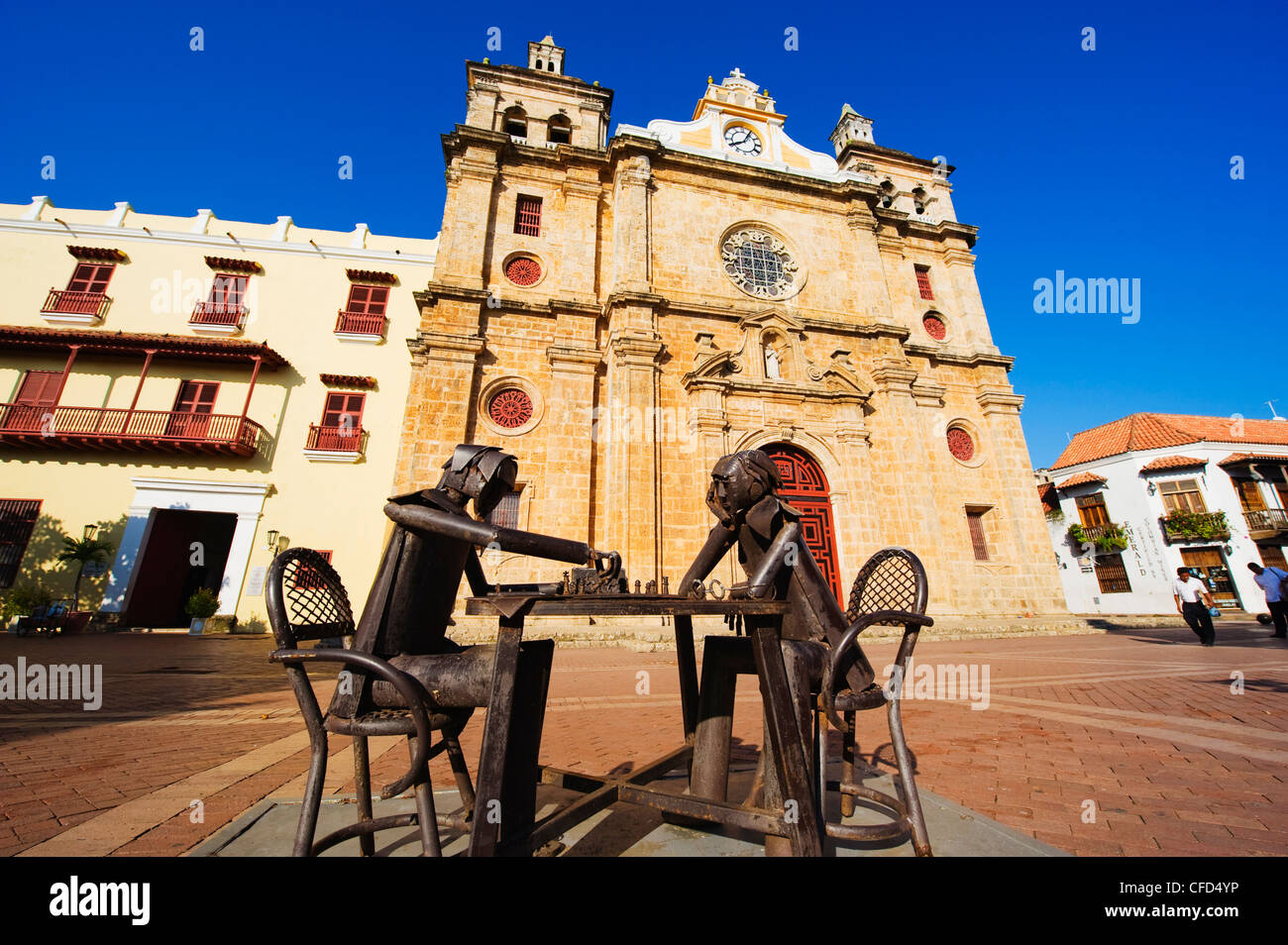 Esculturas de metal jugando ajedrez en frente de la Iglesia de San Pedro Claver, el casco antiguo, declarado Patrimonio de la Humanidad por la UNESCO, Cartagena de Indias, Colombia Foto de stock