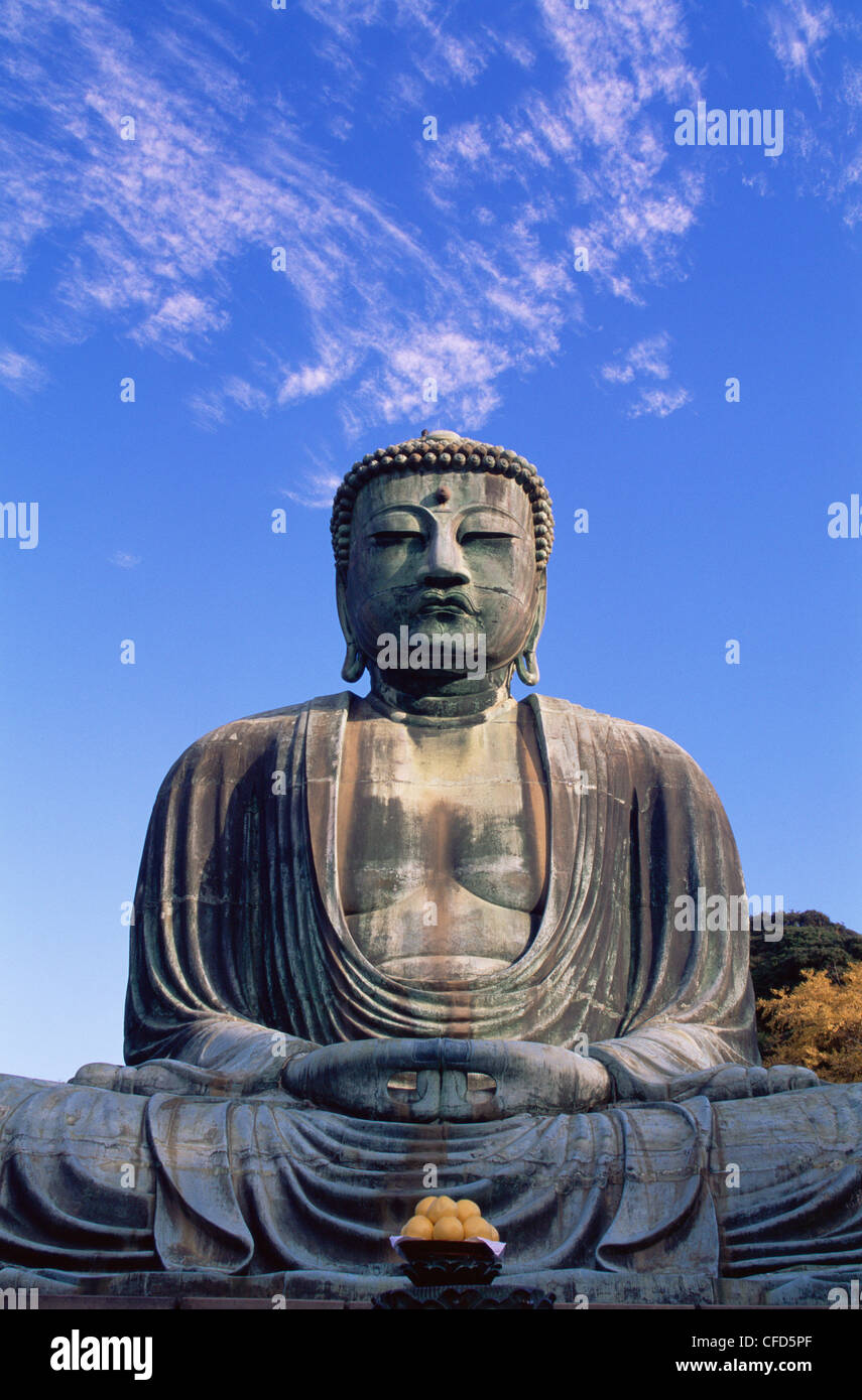 Japón, Tokio, Kamakura, Daibutsu, el Gran Buda con hojas de otoño Foto de stock