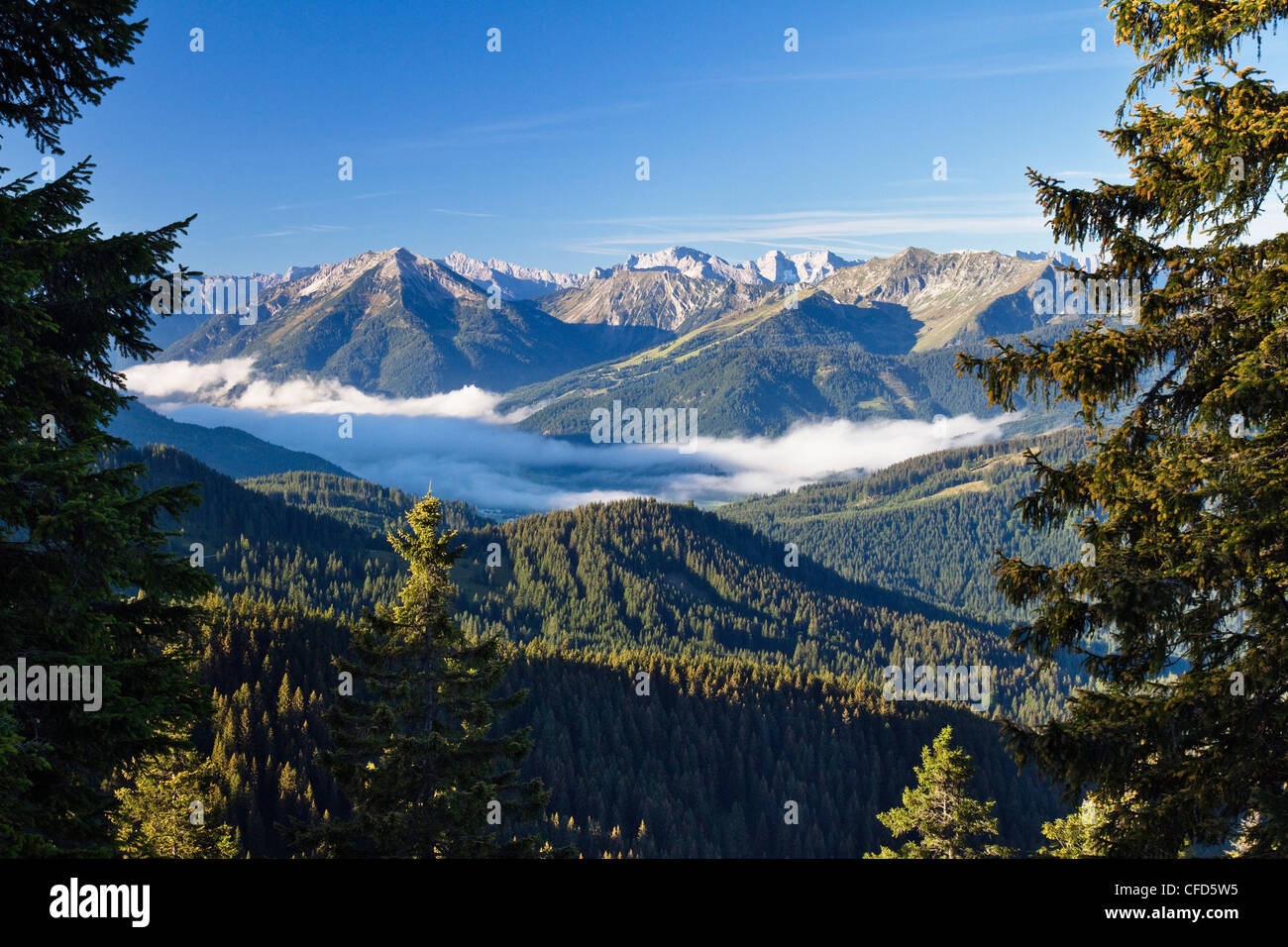 Vista desde las montañas hacia el valle Achental Blauberge, Alpes, Austria, Europa Foto de stock