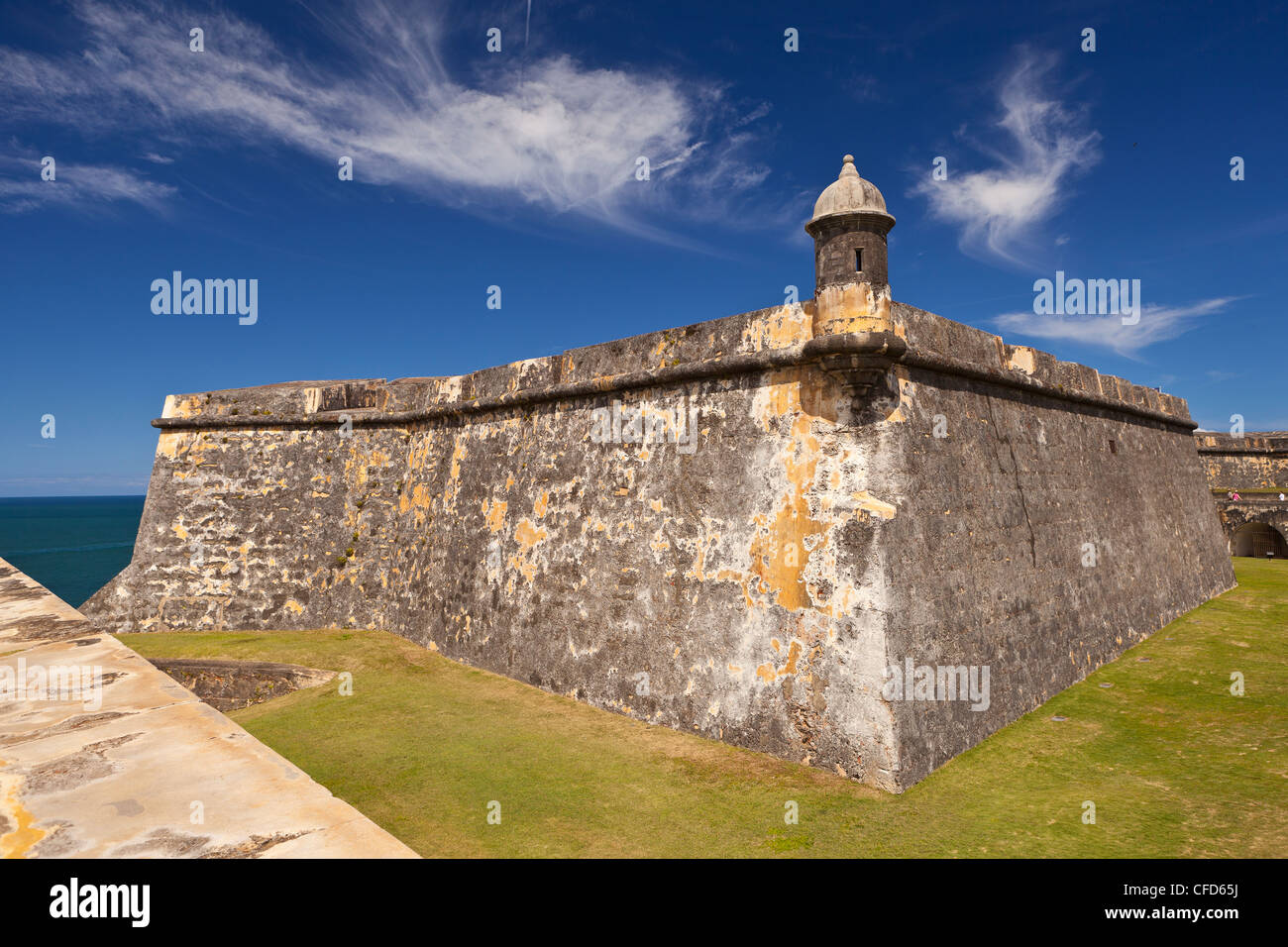 El VIEJO SAN JUAN, PUERTO RICO - El foso seco fuera del Castillo San Felipe del Morro, la fortaleza histórica. Foto de stock
