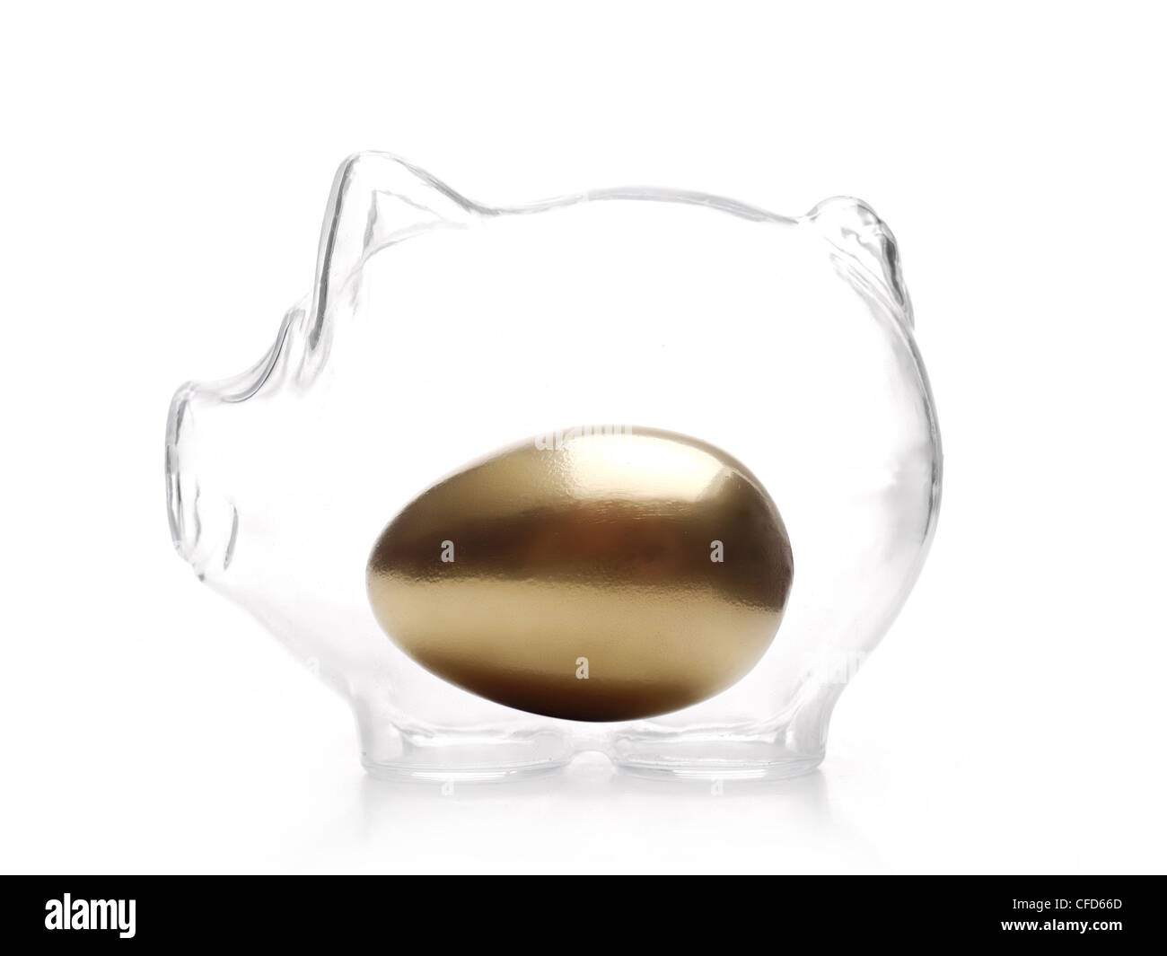 Huevo de Oro dentro de vidrio piggy-bank sobre fondo blanco. Foto de stock
