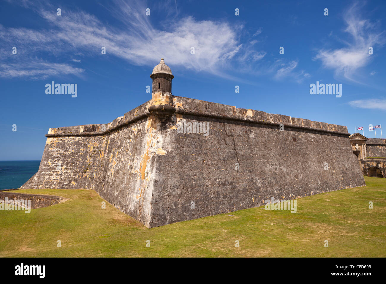 El VIEJO SAN JUAN, PUERTO RICO - El foso seco fuera del Castillo San Felipe del Morro, la fortaleza histórica. Foto de stock