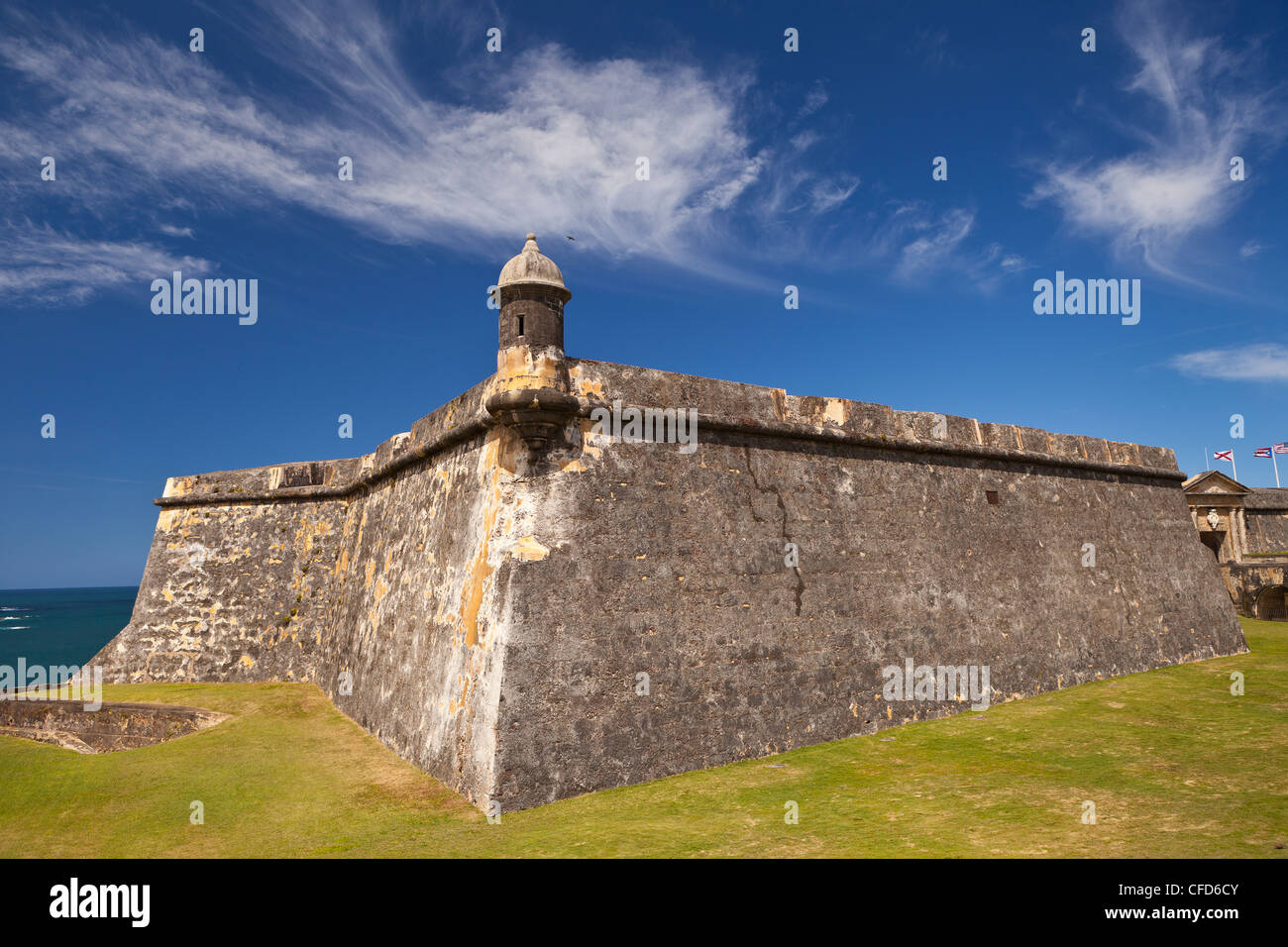 El VIEJO SAN JUAN, PUERTO RICO - El foso seco fuera del Castillo San Felipe del Morro, la fortaleza histórica. Foto de stock