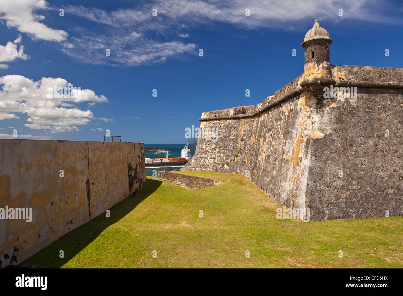 El VIEJO SAN JUAN, PUERTO RICO - El foso seco fuera del Castillo San Felipe del Morro, la fortaleza histórica. Foto de stock