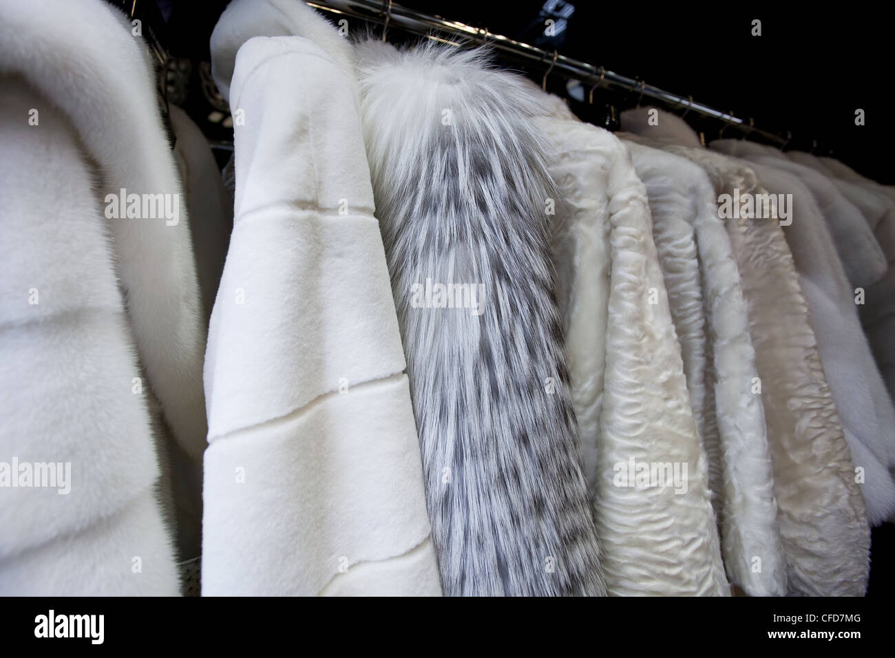 Costosos abrigos de piel para mujeres en el colgador de ropa Foto de stock