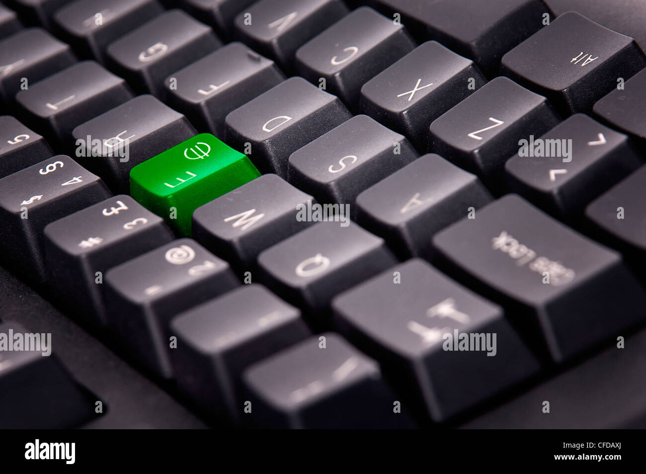 Teclado de ordenador con la tecla con el símbolo de euro en verde  Fotografía de stock - Alamy