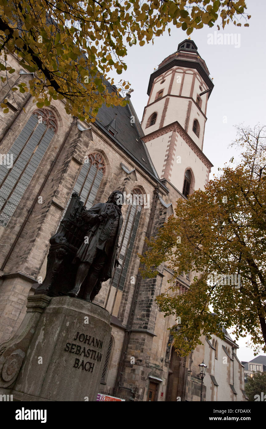 Estatua de Bach, La Thomaskirche, Leipzig, Sajonia, Alemania, Europa Foto de stock