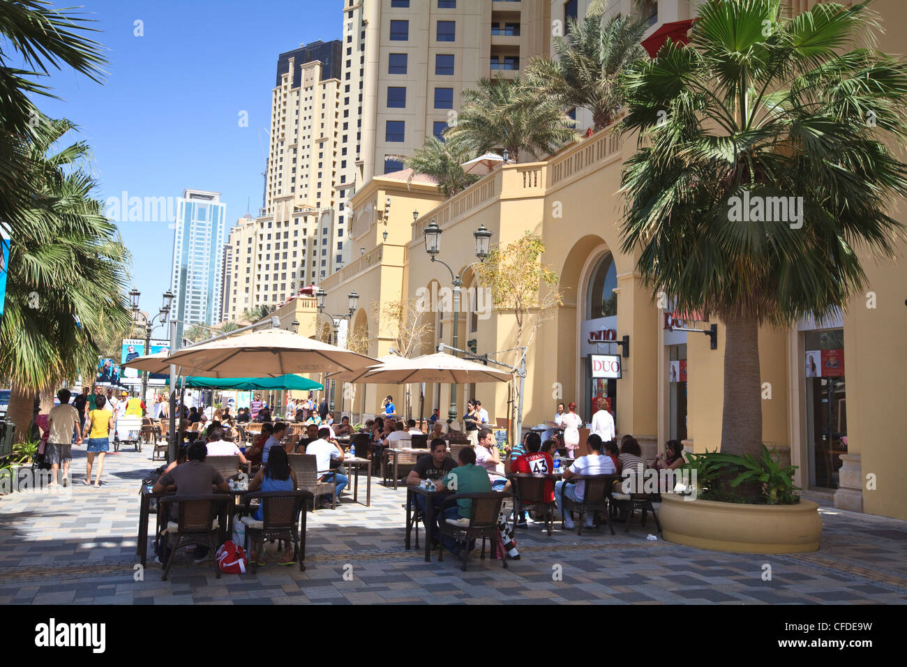 El paseo en el Jumeirah Beach Residence, Dubai Marina, Dubai, Emiratos Árabes Unidos, Oriente Medio Foto de stock