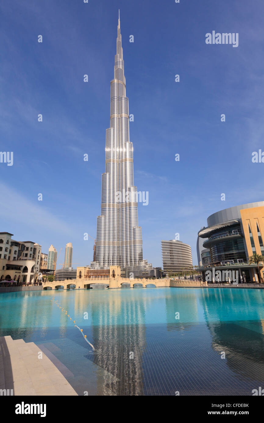 Y Burj Dubai Mall, en el centro de la ciudad, Dubai, Emiratos Árabes Unidos, Oriente Medio Foto de stock