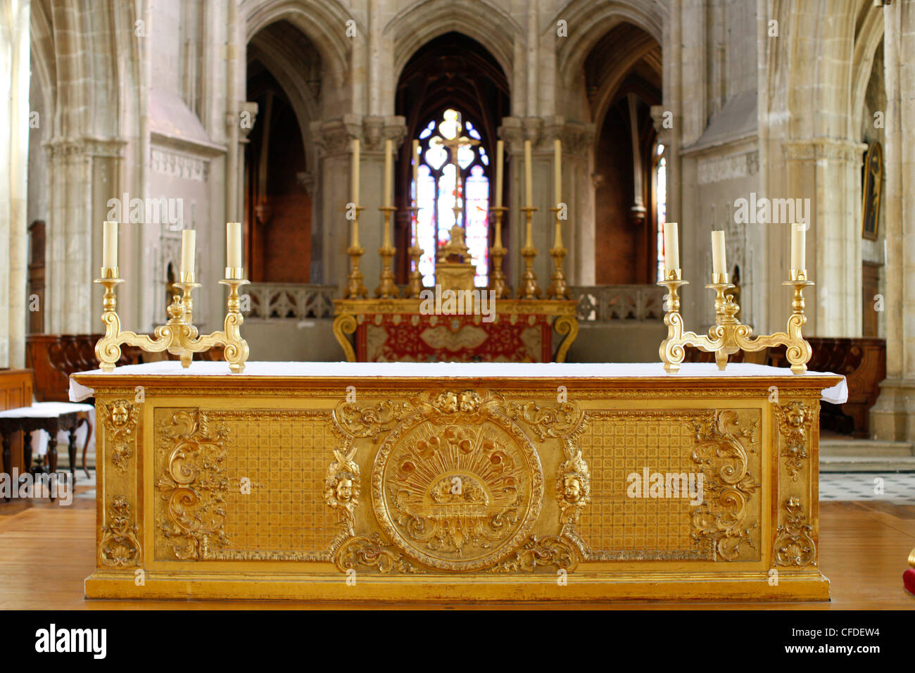 En el altar mayor de la catedral de Saint-Louis, Blois, Loir-et-Cher, Francia, Europa Foto de stock