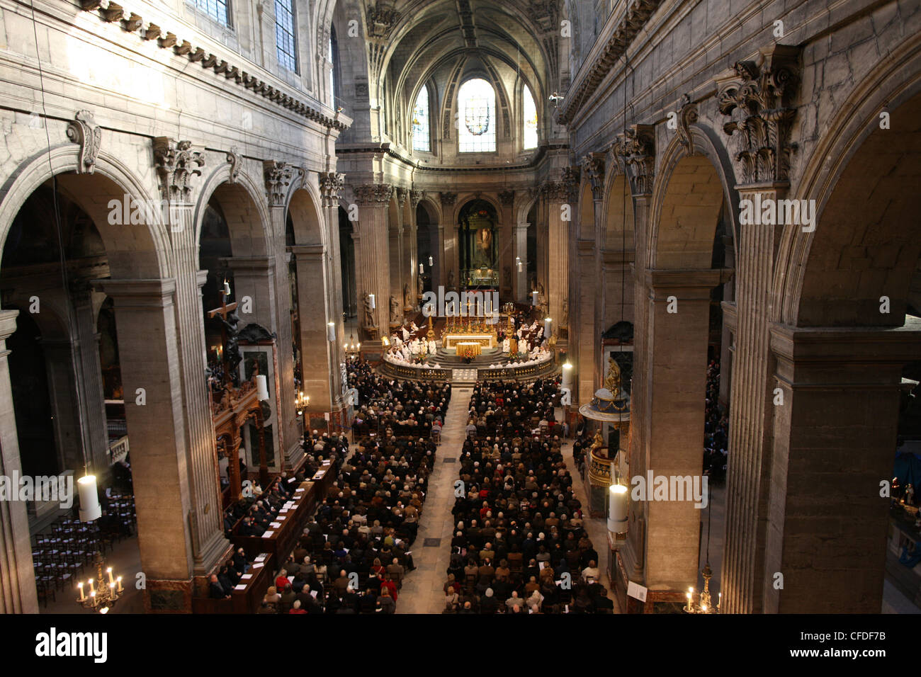 Misa católica, la iglesia de San Sulpicio, en París, Francia, Europa
