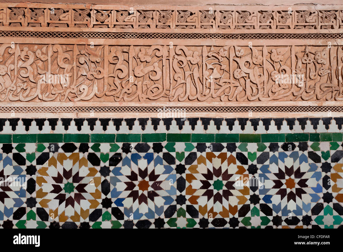 La caligrafía y zellige en Medersa Ben Yousef, la mayor escuela coránica en el Magreb, Marrakech, Marruecos Foto de stock