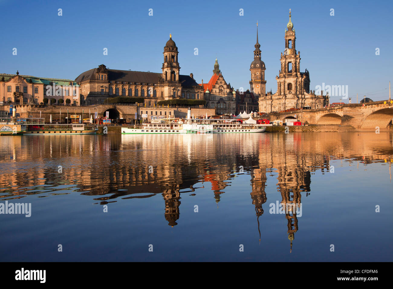 Vista sobre el río Elba hasta Bruehlsche Terrasse, Staendehaus, Dresden, el castillo y la iglesia Hofkirche en la luz de la tarde, Dresden, Foto de stock