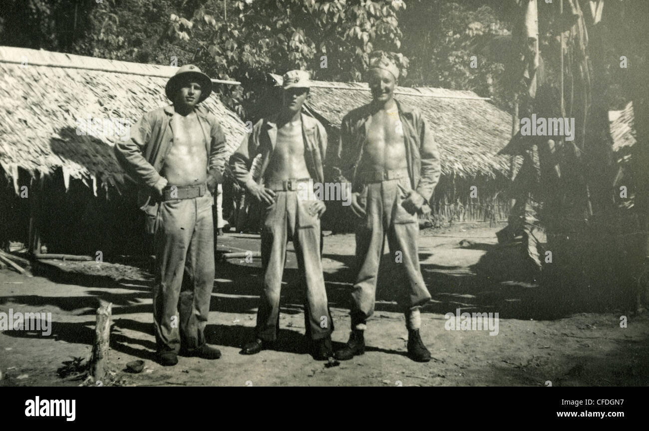 Los marines posando para fotos en isla del Pacífico Sur durante la segunda guerra mundial barraca Foto de stock
