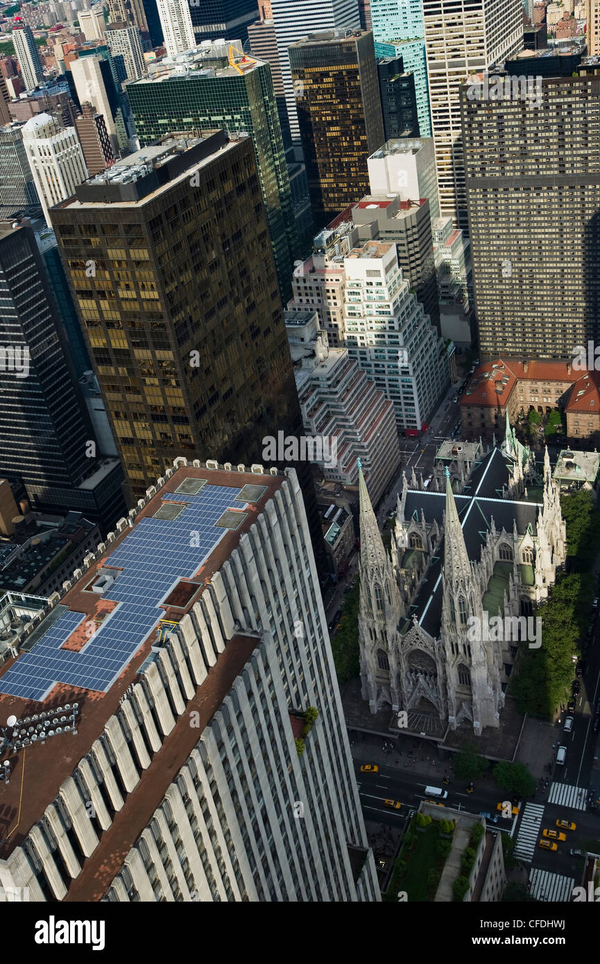 La Catedral de San Patricio, vista desde el Rockefeller Center, Manhattan, Nueva York, Estados Unidos, América Foto de stock