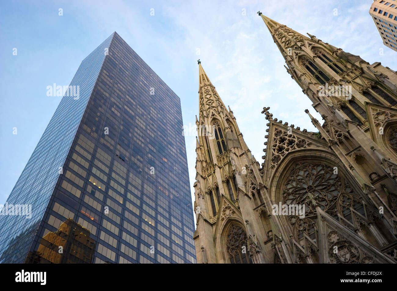 La Catedral de San Patricio, junto a un edificio alto, Manhattan, Nueva York, Estados Unidos, América Foto de stock