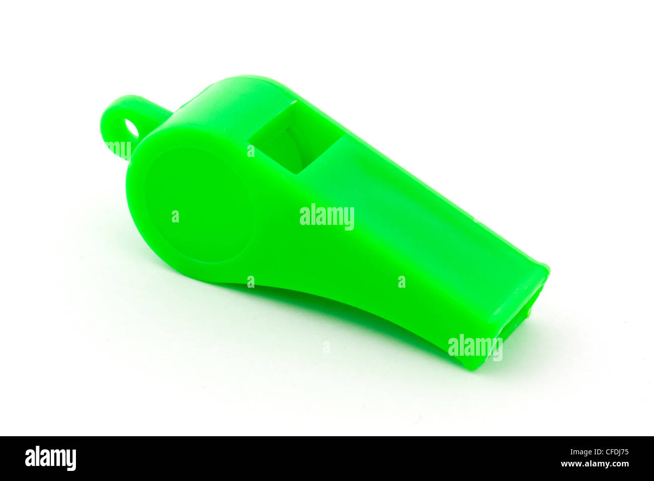 Silbato de plástico verde sobre blanco Foto de stock