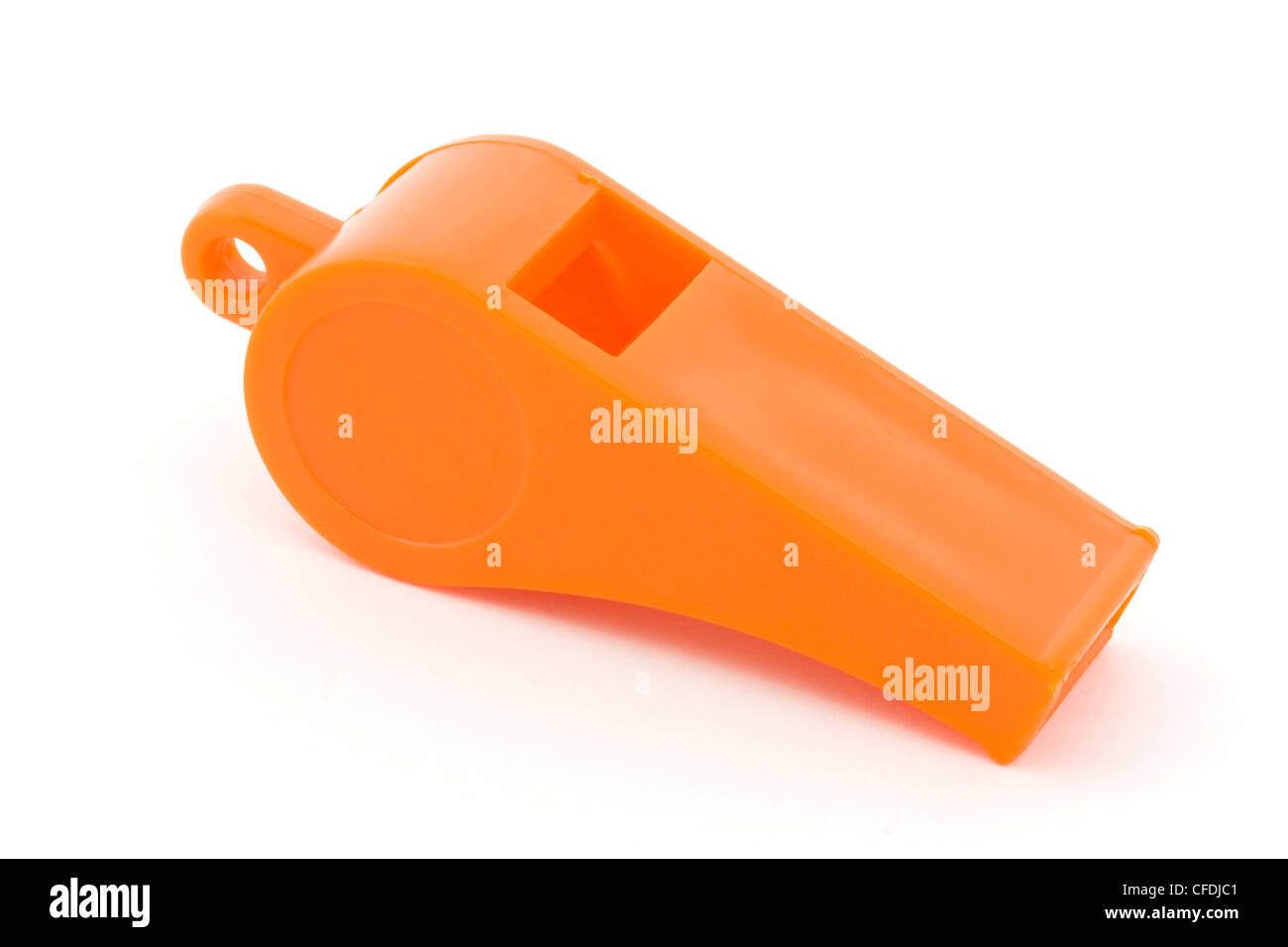 Silbato de plástico naranja sobre blanco Foto de stock