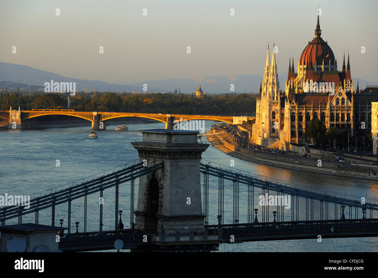 Vista del río Danubio, el Puente de la cadena y la Casa del Parlamento en la noche, Budapest, Hungría, Europa Foto de stock
