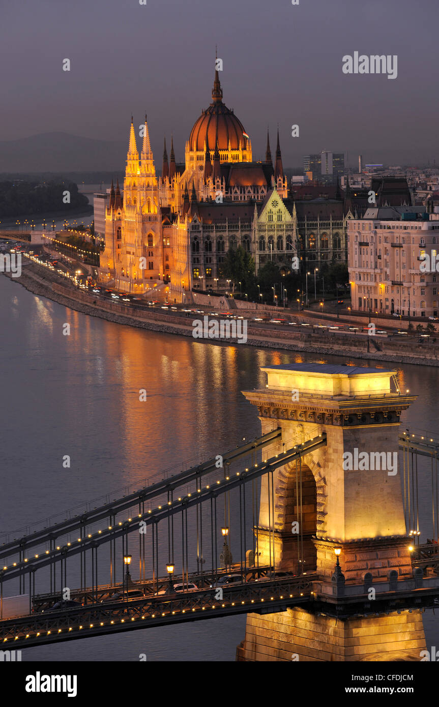 Vista del río Danubio, el Puente de la cadena y la Casa del Parlamento en la noche, Budapest, Hungría, Europa Foto de stock