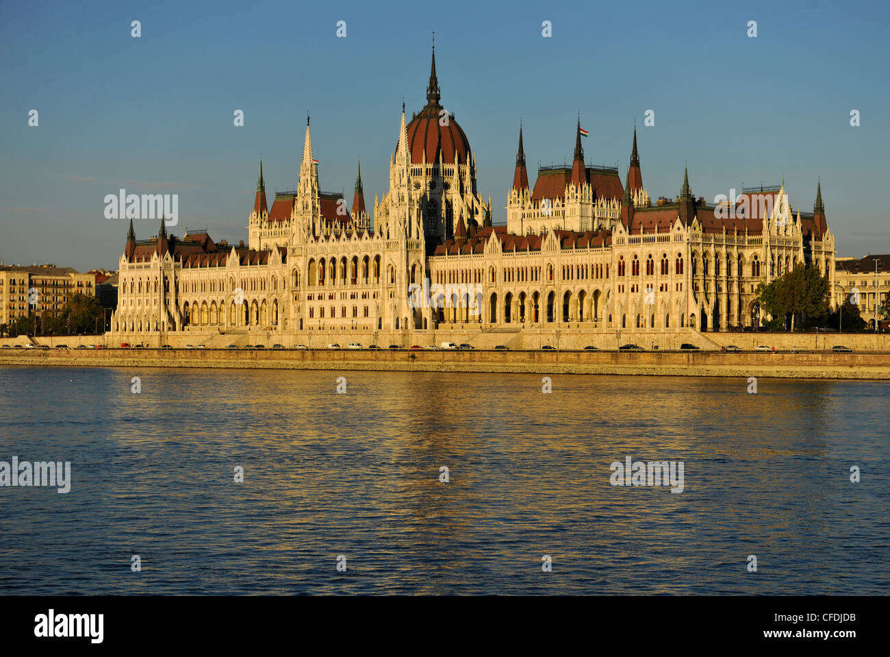 La casa del Parlamento en el río Danubio en la luz del sol vespertino, Budapest, Hungría, Europa Foto de stock